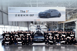 极氪007首批量产车正式下线 12月27日上市