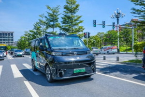 文远知行全新量产Robotaxi GXR接入广州黄埔