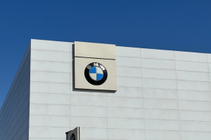 宝马在德国工厂启动人形机器人试点项目